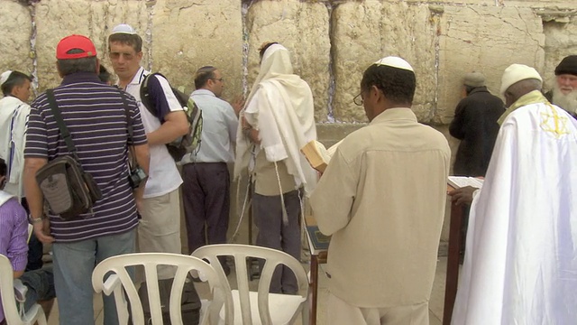 以色列耶路撒冷，正统犹太人在哭墙祈祷视频下载