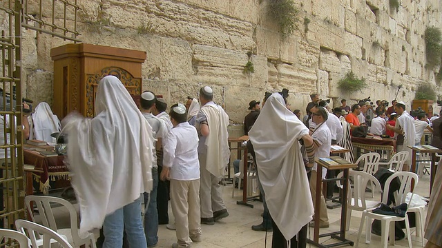 在以色列耶路撒冷哭墙祈祷的正统犹太人视频下载