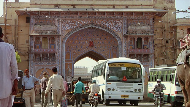 印度拉贾斯坦邦斋浦尔粉城大拱门旁的交通状况视频下载