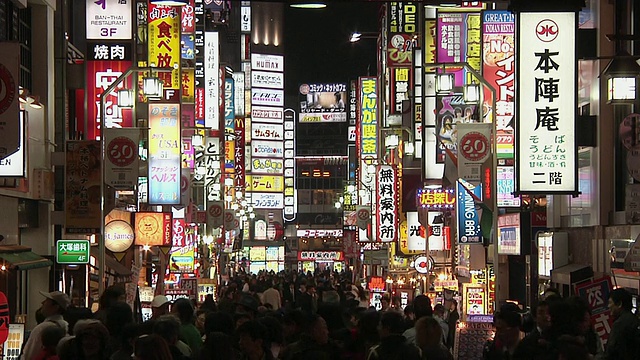 在日本东京关东的新宿街，人群在霓虹灯下行走视频下载