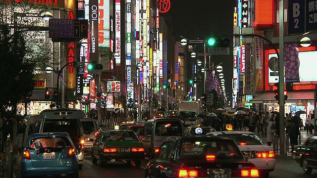 晚上，人群穿过新宿街斑马线/东京，关东，日本视频素材
