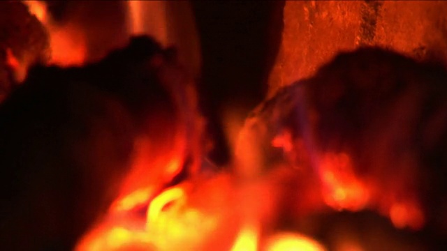 火在烟囱里燃烧(可循环，特写，含声音，高清)视频素材