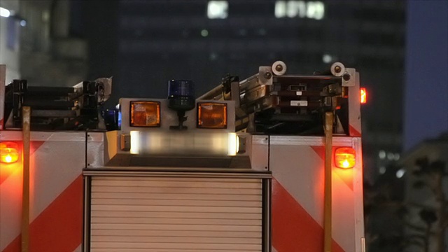 消防车夜雨城市背景(HD720p)视频素材