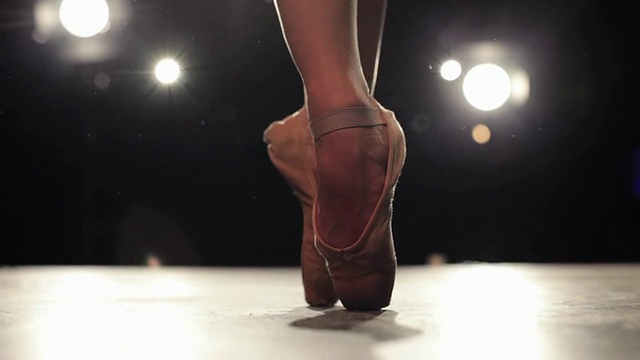 一名科罗拉多芭蕾舞女演员在舞台灯光下站在镜头前，在美国纽约视频下载
