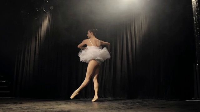 穿着芭蕾舞短裙在舞台上跳舞的芭蕾舞者/美国纽约视频素材