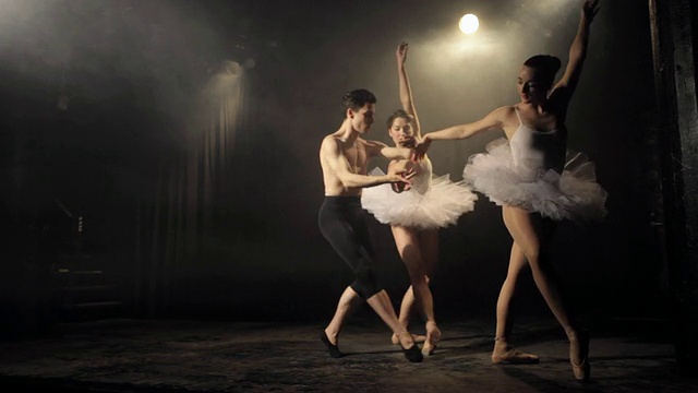 美国纽约，WS芭蕾舞者在舞台上一起跳舞视频素材