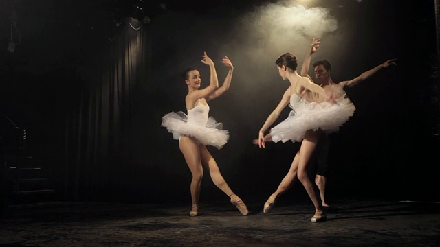 美国纽约，WS芭蕾舞者在舞台上一起跳舞视频素材