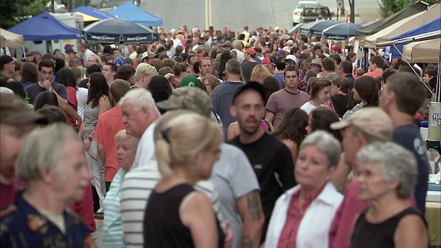 美国佛蒙特州拉特兰市街头集市上人山人海视频下载