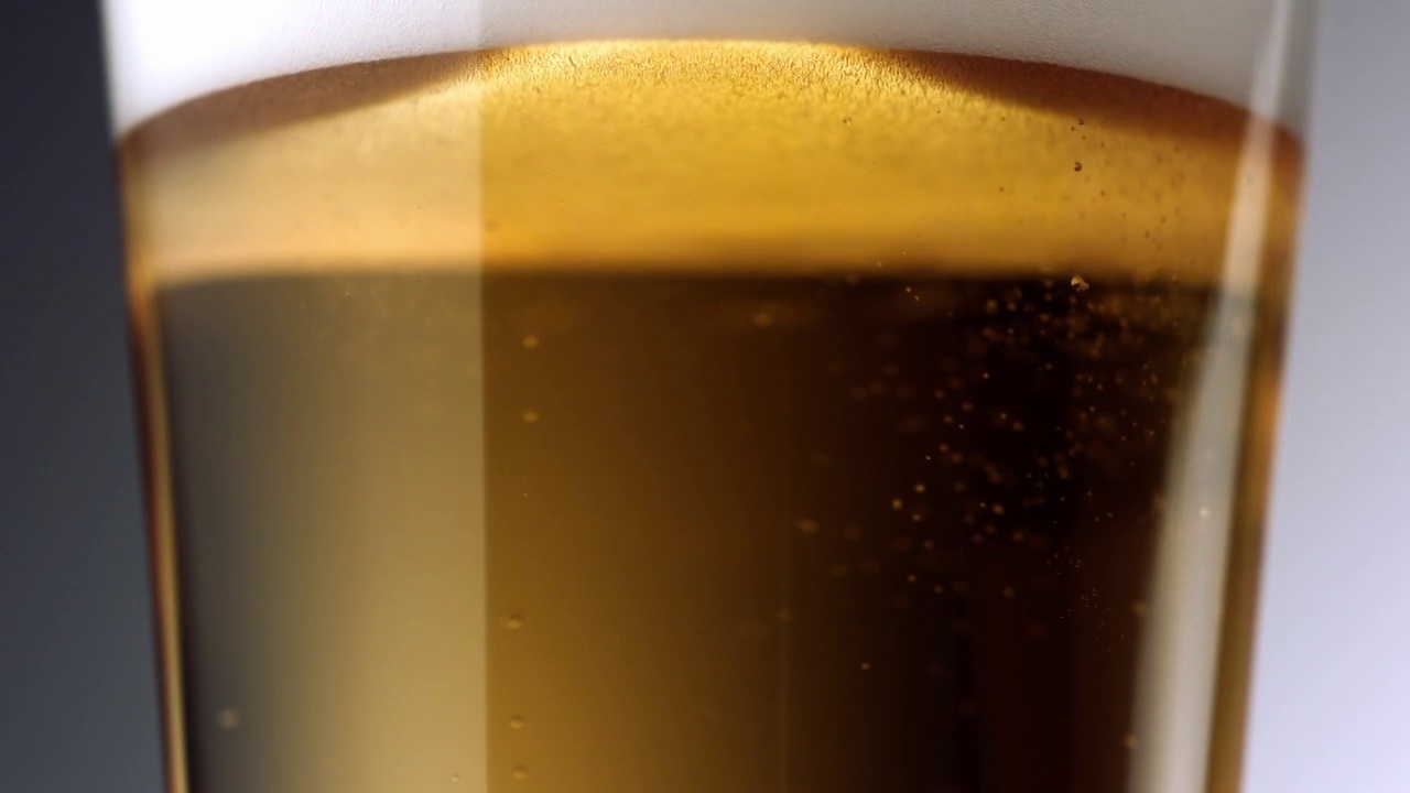 CU TU SLO MO啤酒倒入啤酒杯/美国纽约视频下载