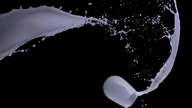 CU SLO MO一杯牛奶扔到半空中/美国纽约视频下载
