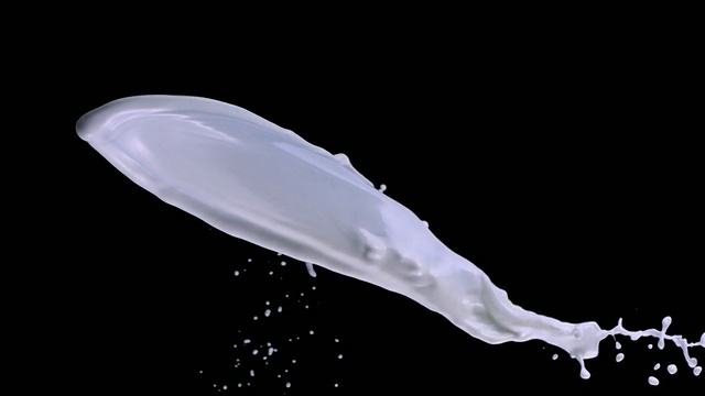 CU SLO MO一杯牛奶扔到半空中/美国纽约视频素材