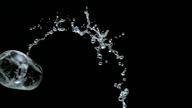 CU SLO MO一杯水扔在半空中/纽约，美国纽约视频素材