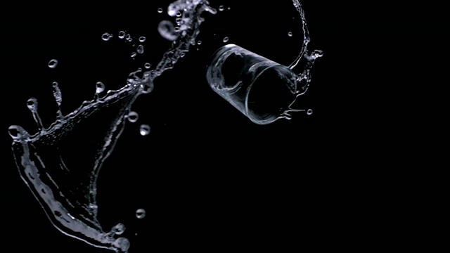 CU SLO MO一杯水扔在半空中/纽约，美国纽约视频素材