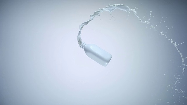 CU SLO MO白瓶牛奶扔在半空中/纽约，纽约，美国视频素材
