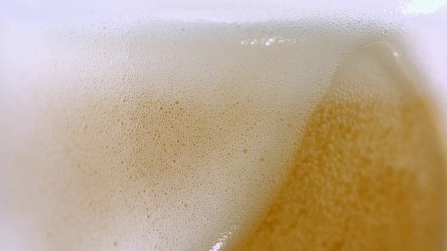 ECU SLO MO啤酒倒入啤酒杯/美国纽约视频下载