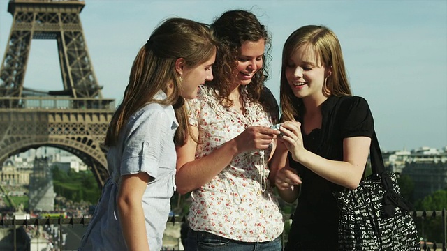三名年轻女子在法国巴黎埃菲尔铁塔前自拍视频素材