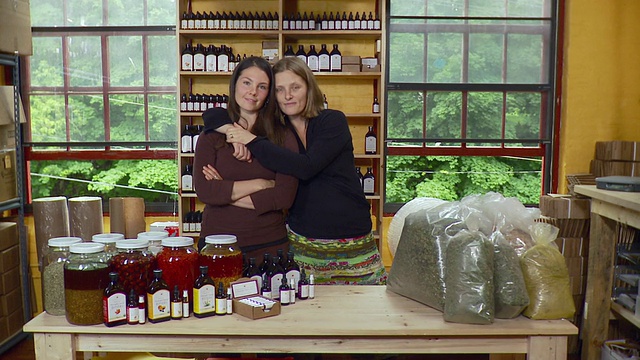 美国佛蒙特州伯灵顿，两个女人站在商店里的MS肖像视频下载