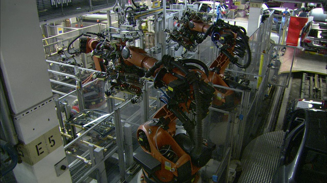 宝马汽车厂/德国巴伐利亚州慕尼黑装配线机器人运动视频素材