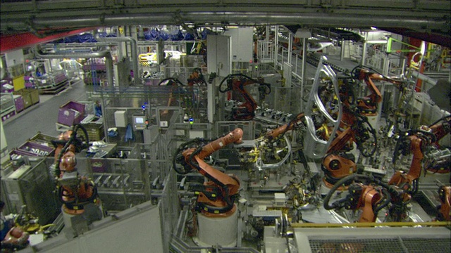 在德国巴伐利亚州慕尼黑的BWN汽车厂，WS PAN装配线上的机器人工作视频素材