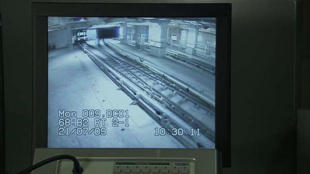 MS列车从监控电脑屏幕上在新加坡城市的轨道上行驶视频下载