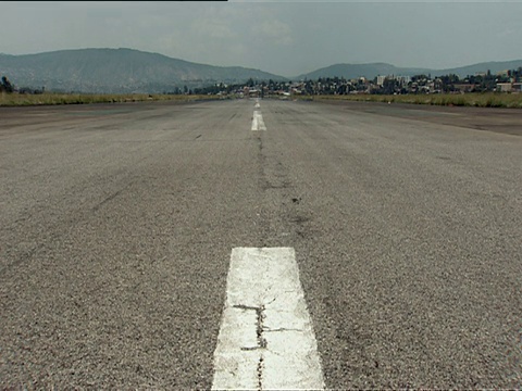 卢旺达基加利国际机场的空跑道视频下载