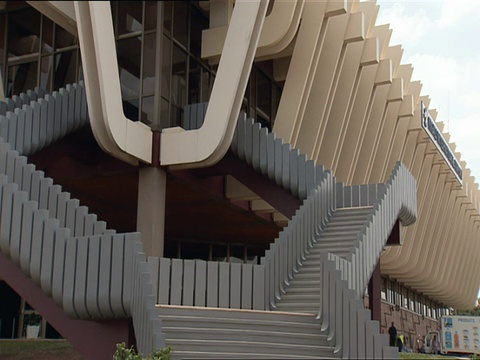 基加利国际机场客运大楼对称装饰的MS视角/卢旺达基加利视频下载