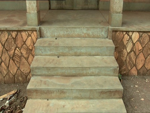 MS TU楼梯到废弃的Le Maire建筑，阳光流入室内/ Taba, Gitarama，卢旺达视频下载