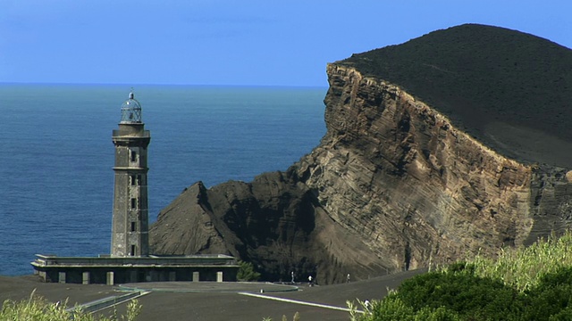 1957/58 / Ponta dos Capelinhos, faal岛，亚速尔，葡萄牙，火山喷发后的灯塔视频素材