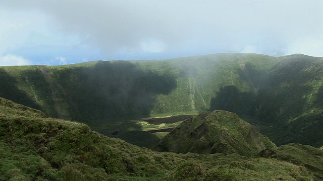 葡萄牙亚速尔群岛，费艾尔岛，费艾尔岛的卡尔德拉火山口，被小的绿色灌木和雾覆盖视频素材