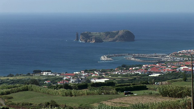 小岛在海上形成的水池/ Ilheu da Vila, Vila Franca, Sao Miguel，亚速尔群岛，葡萄牙视频素材