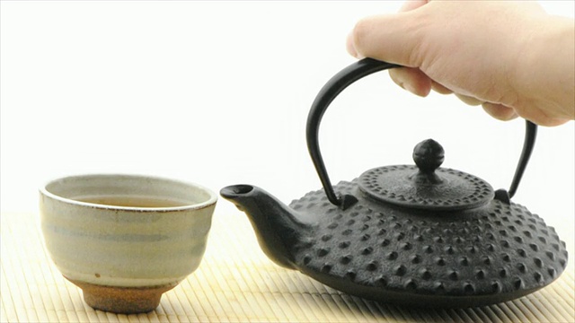 从tetsubin茶壶倒绿茶-白色背景(HD720p)视频素材