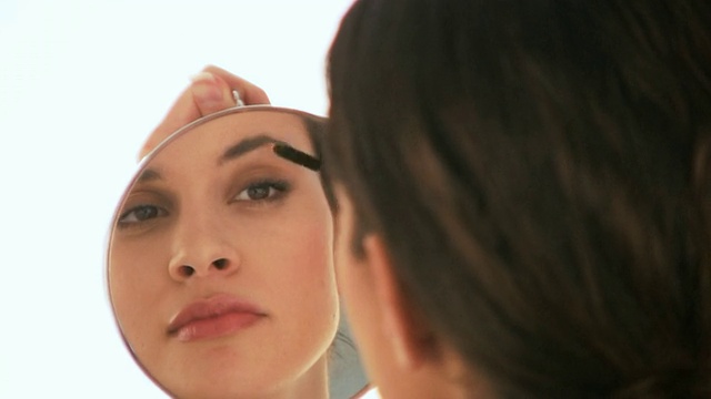 镜子里的女人化妆视频素材