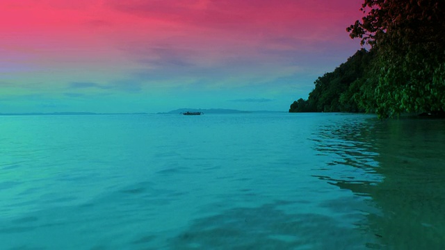 印度尼西亚独木舟(普拉胡)在日落时穿过蓝色的海洋泻湖视频下载