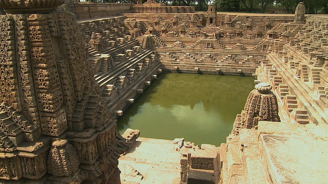印度Rajkot寺庙的池塘视频素材