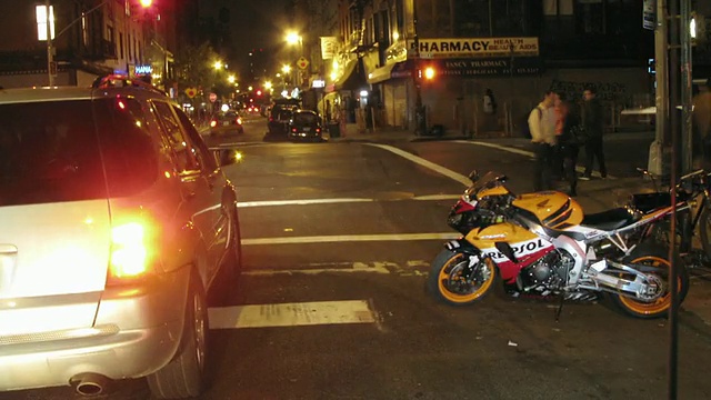 WS POV T/L纽约市在夜间驾驶/纽约城市，美国视频素材
