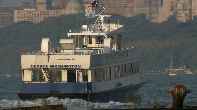WS渡轮在哈德逊河离开去曼哈顿/纽约市，纽约，美国视频下载