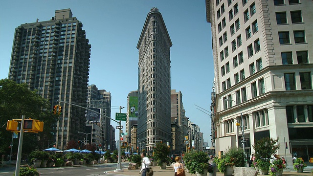 美国纽约，熨斗大厦，人们在街上行走的WS视图视频下载
