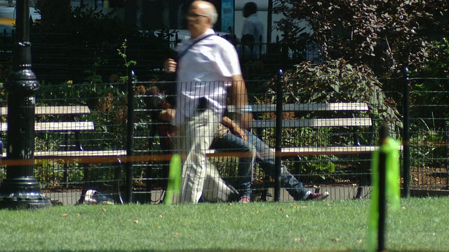 美国纽约，睡在麦迪逊广场公园的WS男子视频下载