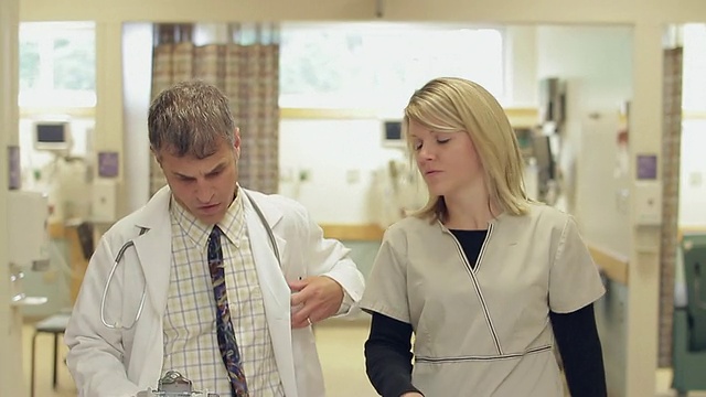 医生和护士走过医院走廊/波特兰，缅因州，美国视频下载