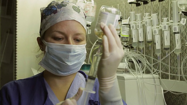 CU ZI ZO女药剂师使用注射器抽取/美国缅因州波特兰视频素材
