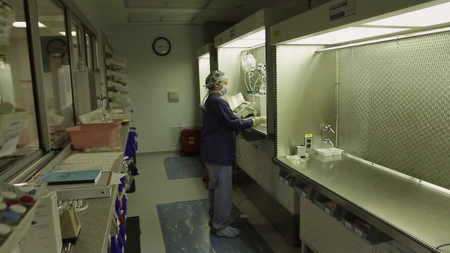 美国缅因州波特兰，女性药剂师在“洁净室”准备输液袋视频素材
