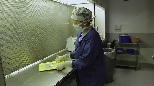美国缅因州波特兰，女药剂师在“洁净室”准备输液袋视频素材