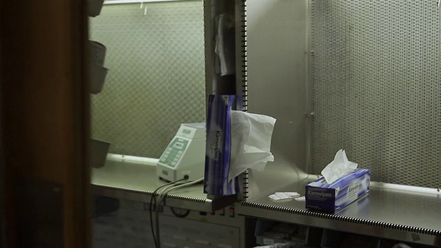 MS PAN女药剂师在“洁净室”准备输液袋/美国缅因州波特兰视频素材