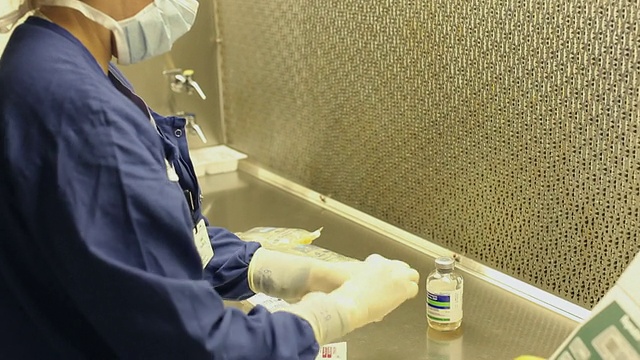美国缅因州波特兰，MS女药剂师在“洁净室”准备输液袋视频素材