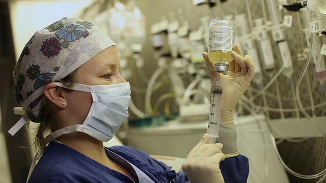 CU女药剂师从装有注射器的小瓶中抽取/美国缅因州波特兰视频素材