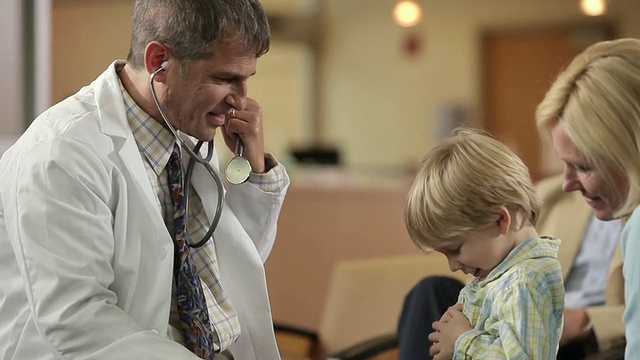 MS TU医生与男孩(4-5岁)玩耍，并用听诊器检查他/波特兰，缅因州，美国视频素材
