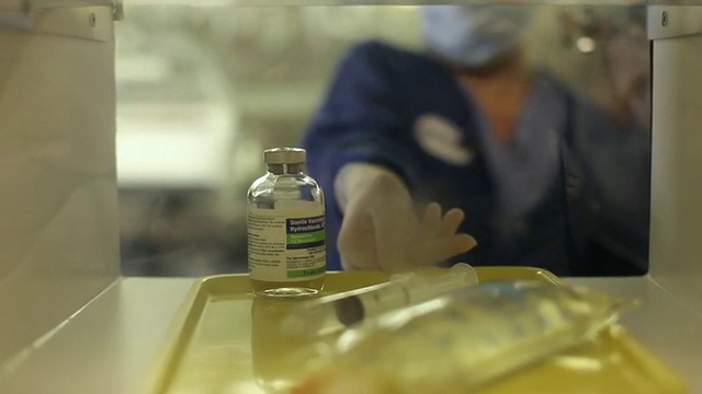CU SELECTIVE FOCUS女性药剂师将静脉输液袋放置于储物柜/美国缅因州波特兰视频素材