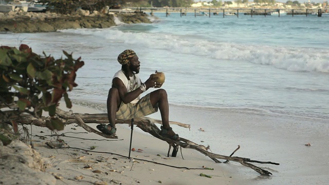 巴巴多斯岛，基督教堂，在海滩上喝椰子/奥斯汀视频下载