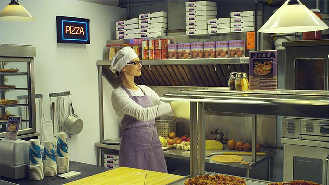在加拿大不列颠哥伦比亚省温哥华的披萨厨房里，女士在扔披萨视频素材