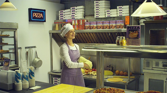 在加拿大不列颠哥伦比亚省温哥华的披萨厨房里，女士在扔披萨视频素材